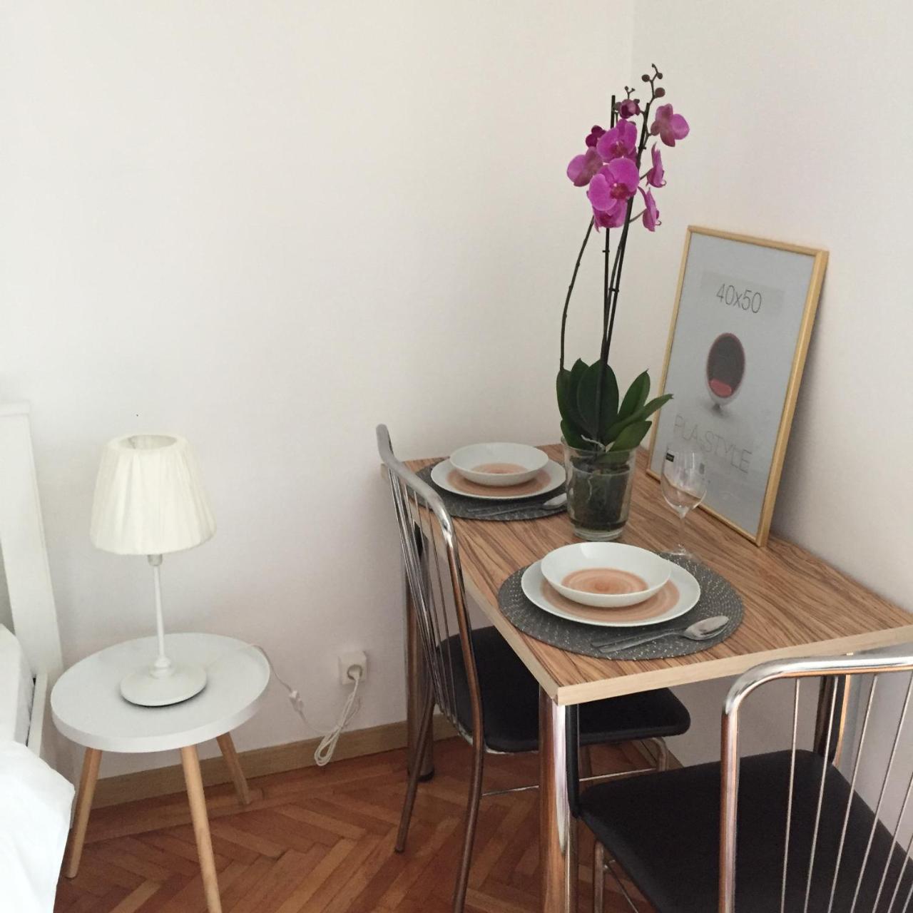 Marcy Studio Apartment Bukares Bagian luar foto